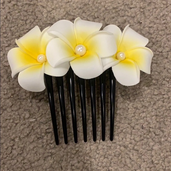 Handcrafted Hawaiian Plumeria hair accessory - Picture 2 of 5